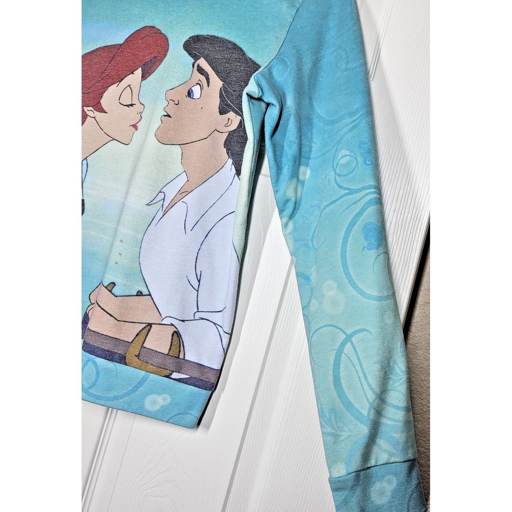 Disney The Little Mermaid "Kiss The Girl" AOP Light Sweatshirt Juniors' Medium - Picture 3 of 9